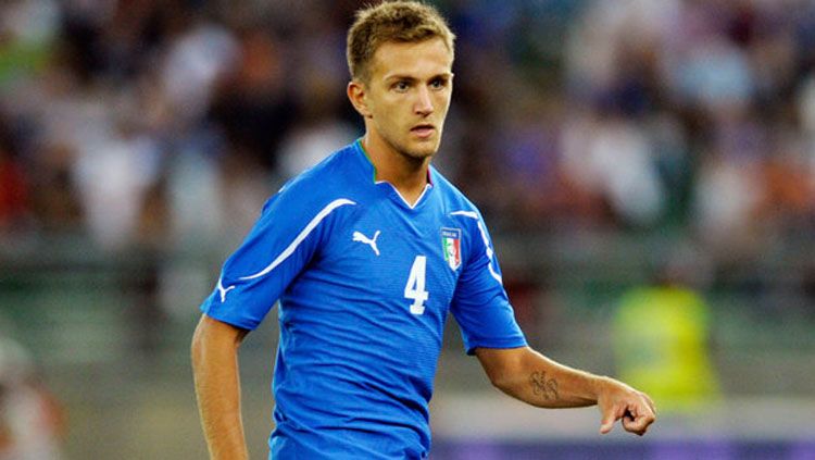 Bek Timnas Italia, Domenico Criscito, sekaligus bintang Genoa yang dinobatkan sebagai bek rasa striker terbaik. Copyright: © Sky Sport