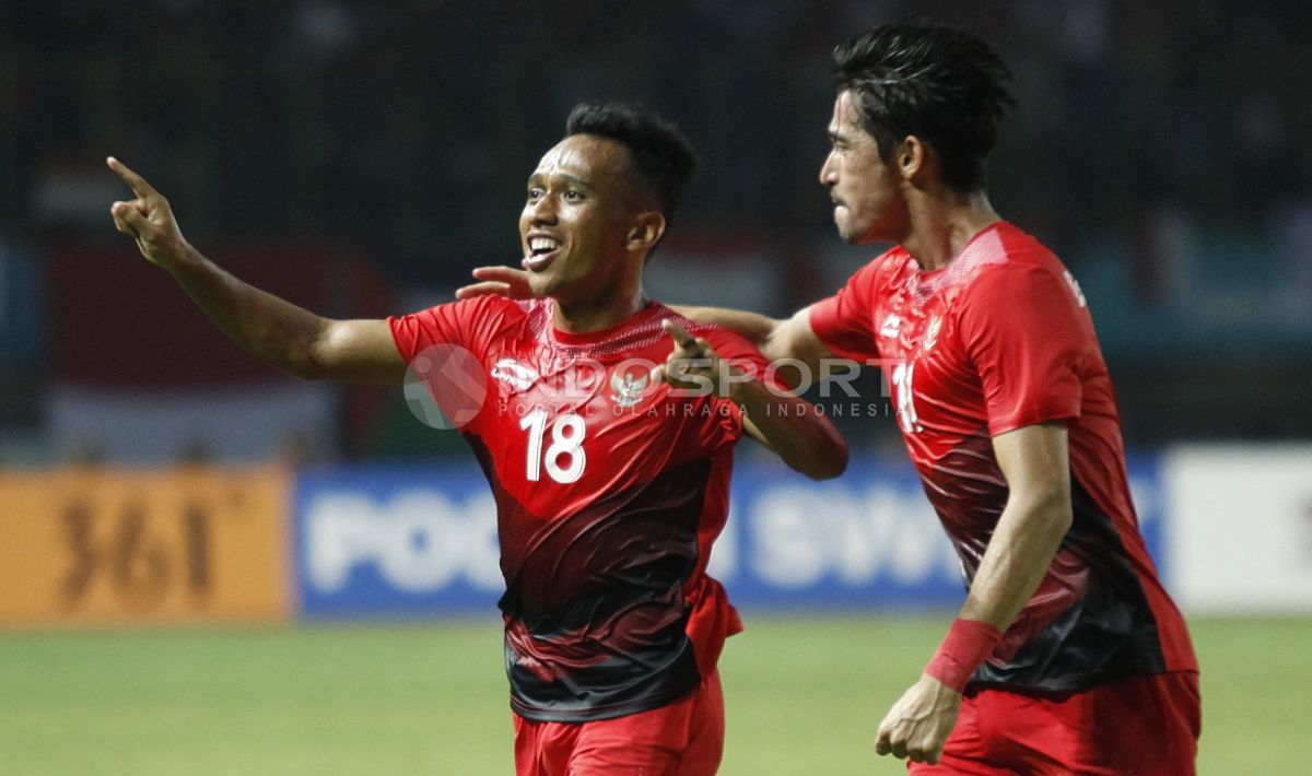 Irfan Jaya dan Gavin Kwan selebrasi usai gol dalam laga Indonesia vs Palestina. Copyright: © Herry Ibrahim/INDOSPORT