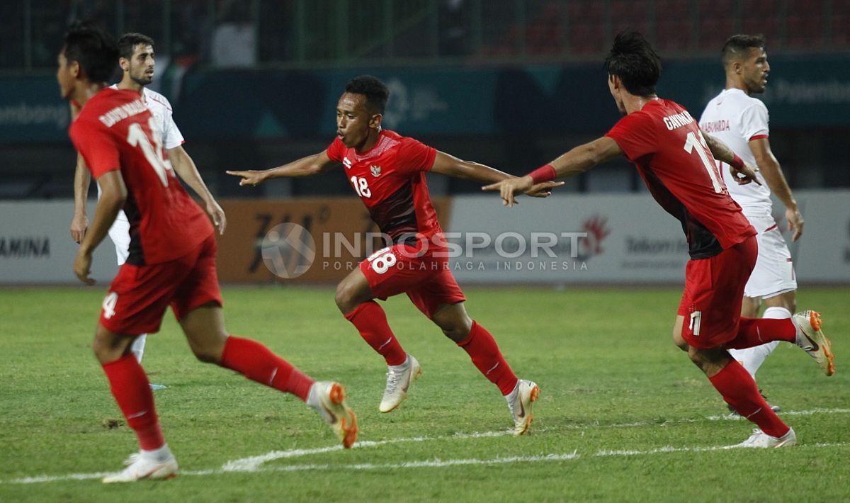 Irfan Jaya selebrasi usai cetak gol dalam laga Indonesia vs Palestina. Copyright: © Herry Ibrahim/INDOSPORT