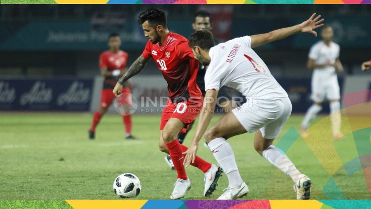 Stefano Lilipaly mengontrol bola dalam laga Indonesia vs Palestina. Copyright: © Herry Ibrahim/INDOSPORT