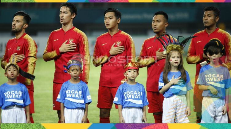Dua anak Wulan Guritno (dua di kanan) menjadi player escort dalam laga Indonesia vs Palestina. Copyright: © Herry Ibrahim/INDOSPORT