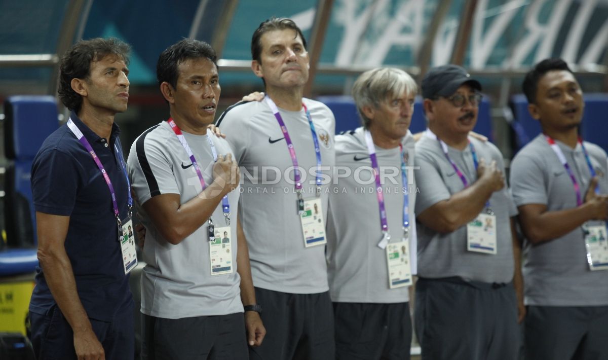 Luis Milla, Bima Sakti, dan jajaran staf pelatih Timnas Indonesia. Copyright: © Herry Ibrahim/INDOSPORT