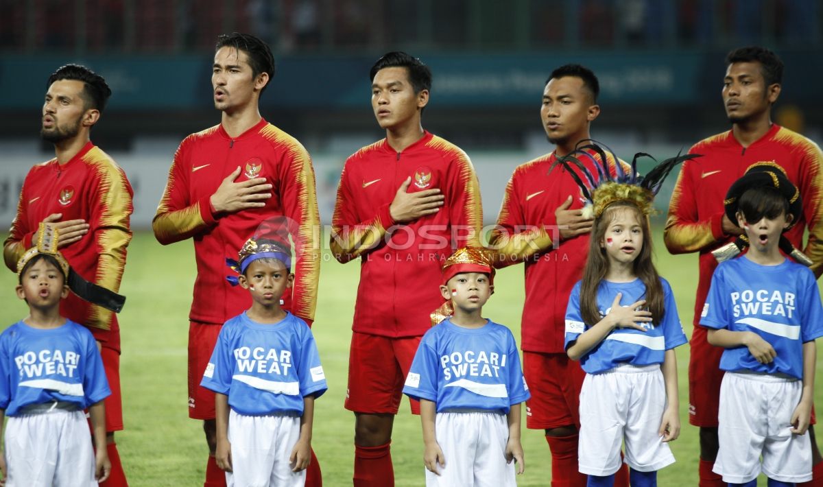 Timnas Indonesia U-23 menyanyikan Indonesia Raya. Copyright: © Herry Ibrahim/INDOSPORT