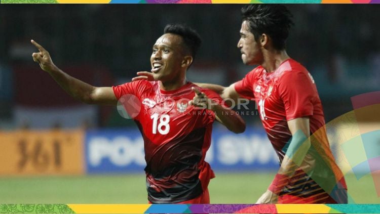Irfan Jaya dan Gavin Kwan selebrasi usai gol dalam laga Indonesia vs Palestina dalam Asian Games 2018. Copyright: © Herry Ibrahim/INDOSPORT