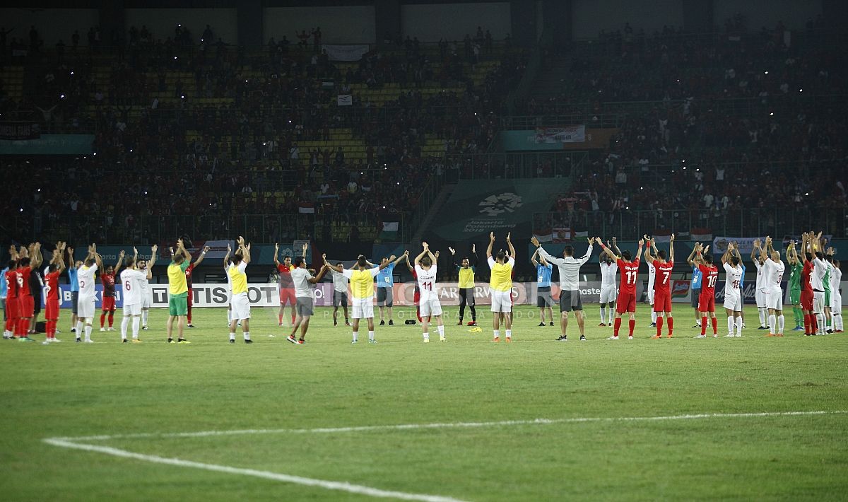 Para pemain Indonesia U-23 dan Palestina U-23 melakukan viking clap usai pertandingan Copyright: © Herry Ibrahim/INDOSPORT