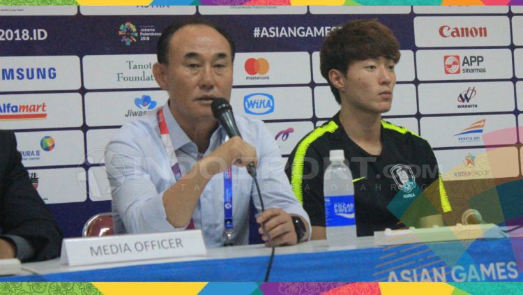 Pelatih Korea, Kim Hag Bum ‎(kiri) ditemai pemainnya Hwang Ui Jo seusai pertandingan menghadapi Bahrain  di Stadion Si Jalak Harupat, Rabu (15/08/18). Copyright: © Arif Rahman/INDOSPORT