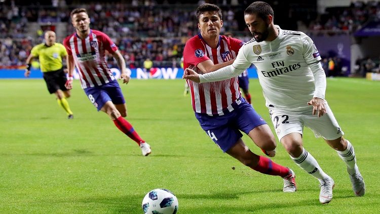 Isco berusaha menghindari kejaran pemain Atletico. Copyright: © Getty Images