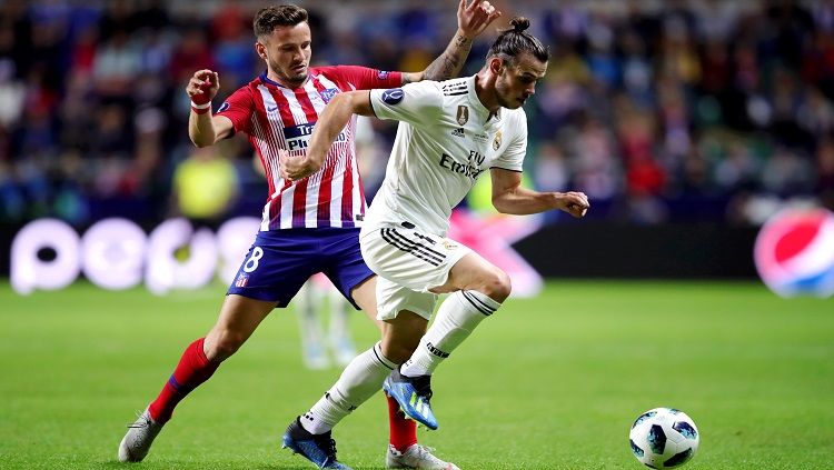 Gareth Bale (kanan) berusaha lolos dari hadangan pemain Atletico Madrid. Copyright: © Getty Images