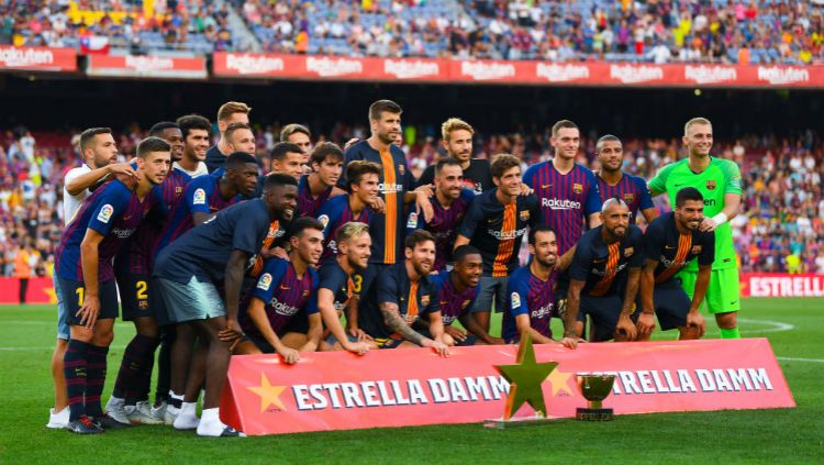 Skuat Barcelona berfoto usai menjadi juara Trofeo Joan Gamper Copyright: © Getty Images
