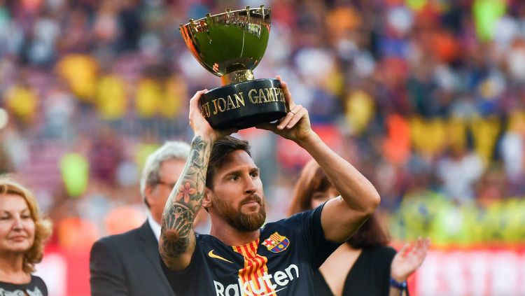 Lionel Messi mengangkat trofi Trofeo Joan Gamper usai mengalahkan Boca Juniors. Copyright: © Getty Images