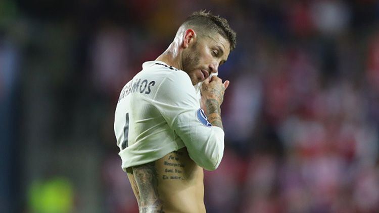 Sergio Ramos tampak lesu setelah timnya kalah sekaligus gagal juara Piala Super Uefa. Copyright: © Getty Images