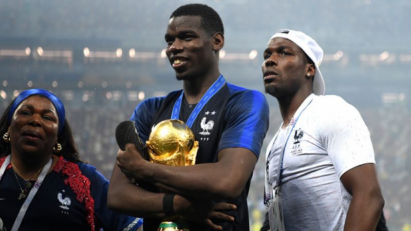 Paul Pogba (tengah) bersama dengan saudaranya, Mathias Pogba (kanan). Copyright: © Getty Images