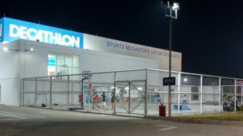 Decathlon Playground di malam hari yang cocok dijadikan tempat nongkrong untuk berolahraga. Copyright: © agustsays.com