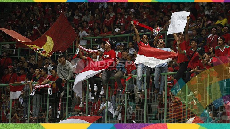 Ekspresi suporter Indonesia kala mendukung Timnas U-23 melawan Palestina. Copyright: © INDOSPORT/Herry Ibrahim
