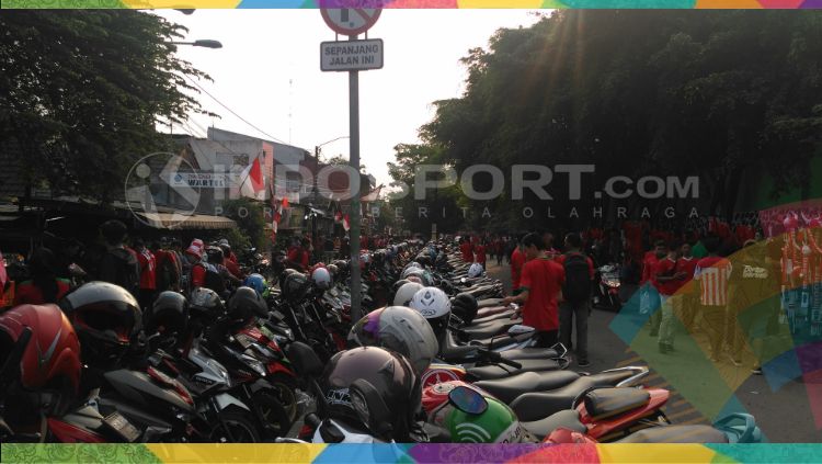 Tempat parkir dadakan di Stadion Patriot untuk laga Indonesia vs Laos. Copyright: &copy; Petrus Manus Da Yerrimon/INDOSPORT