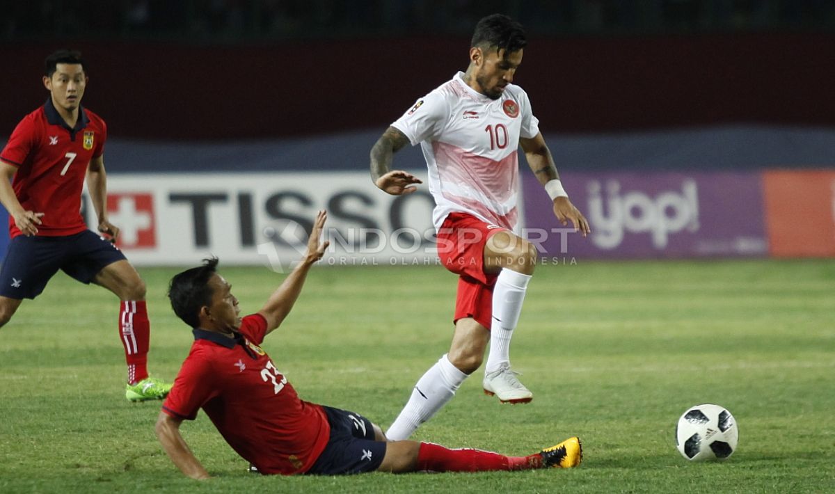 Stefano Lilipaly berupaya melewati adangan pemain Laos. Copyright: © Herry Ibrahim/INDOSPORT
