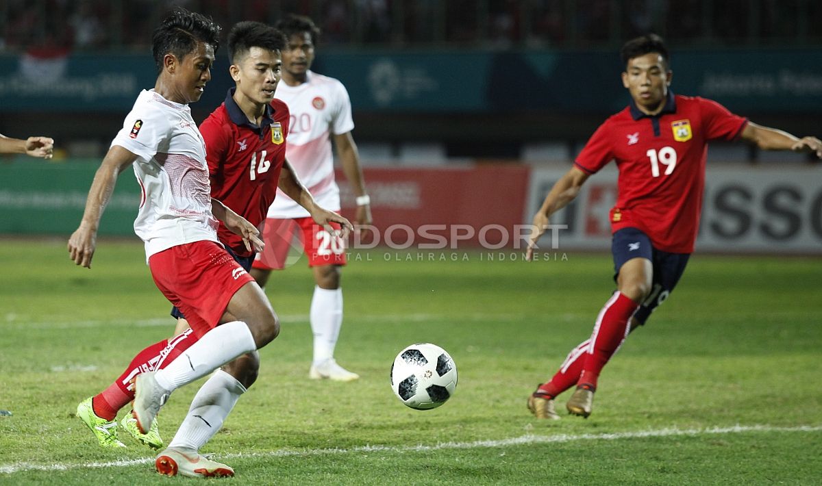 Febri Hariyadi menggiring bola Copyright: © INDOSPORT/Herry Ibrahim