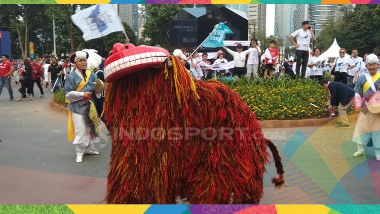 Kesenian barongsai dari pendukung Korea Bersatu. Copyright: © Zainal Hasan/INDOSPORT