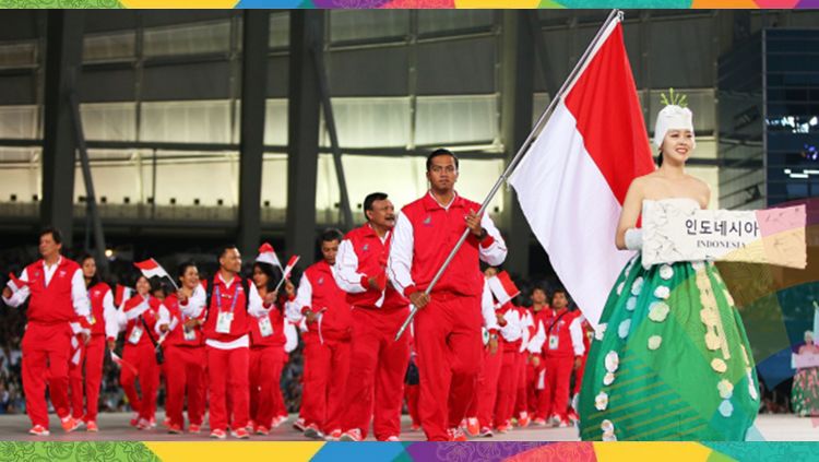 Perenang Indonesia, I Gede Siman Sudartawa (membawa bendera) ketika tampil pada defile kontingen Indonesia pada Asian Games Incheon. Copyright: © INDOSPORT