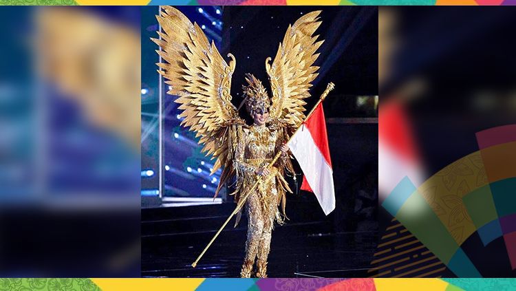 Kezia Roslin Cikita Warouw pembawa bendera merah putih di acara pembukaan Asian Games 2018. Copyright: &copy; INDOSPORT