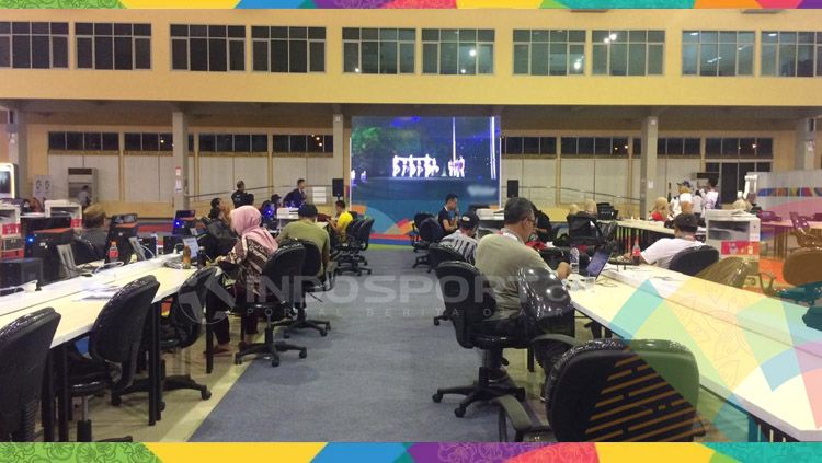 Suasana wartawan menyaksikan pembukaan Asian Games 2018 di MPC Palembang. Copyright: © Lanjar Wiratri/INDOSPORT
