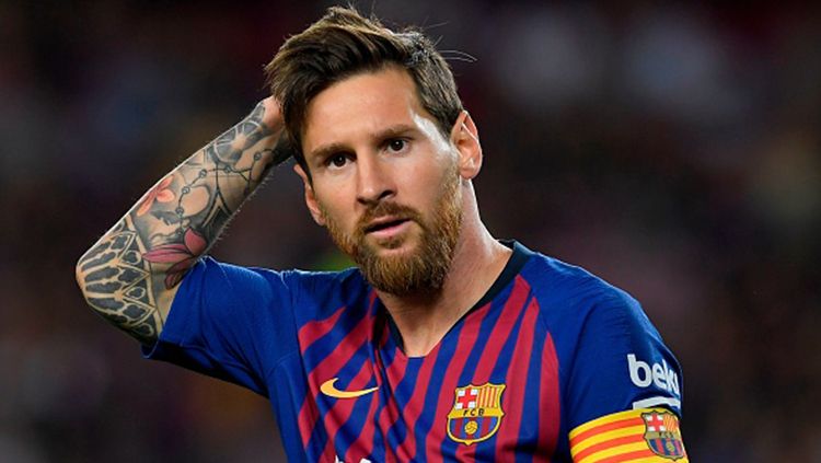 Megabintang Barcelona, Lionel Messi saat memegang kepalanya. Copyright: © Getty Images