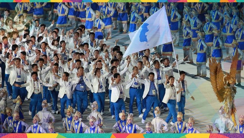 Kontingen Korea Selatan dan Korea Utara dengan bendera Unifikasi Korea pada acara opening ceremony Asian Games 2018. Copyright: © kpopchart.net