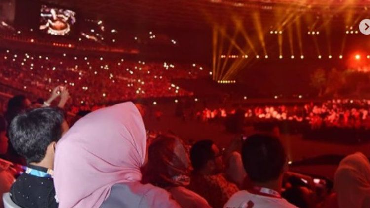 Istri Gubernur Anies Baswedan besarma tiga nakanya di opening caremony Asian Games 2018. Copyright: © instagam/fery.farhati