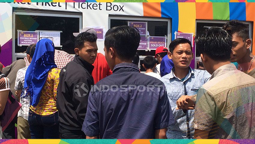 Antrean tiket di tiket box Jakabaring Sport City. Copyright: © Lanjar Wiratri/Indosport.com