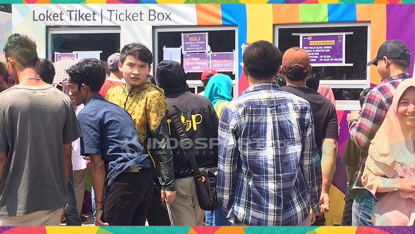 Antrean tiket di tiket box Jakabaring Sport City. Copyright: © Lanjar Wiratri/Football265.com