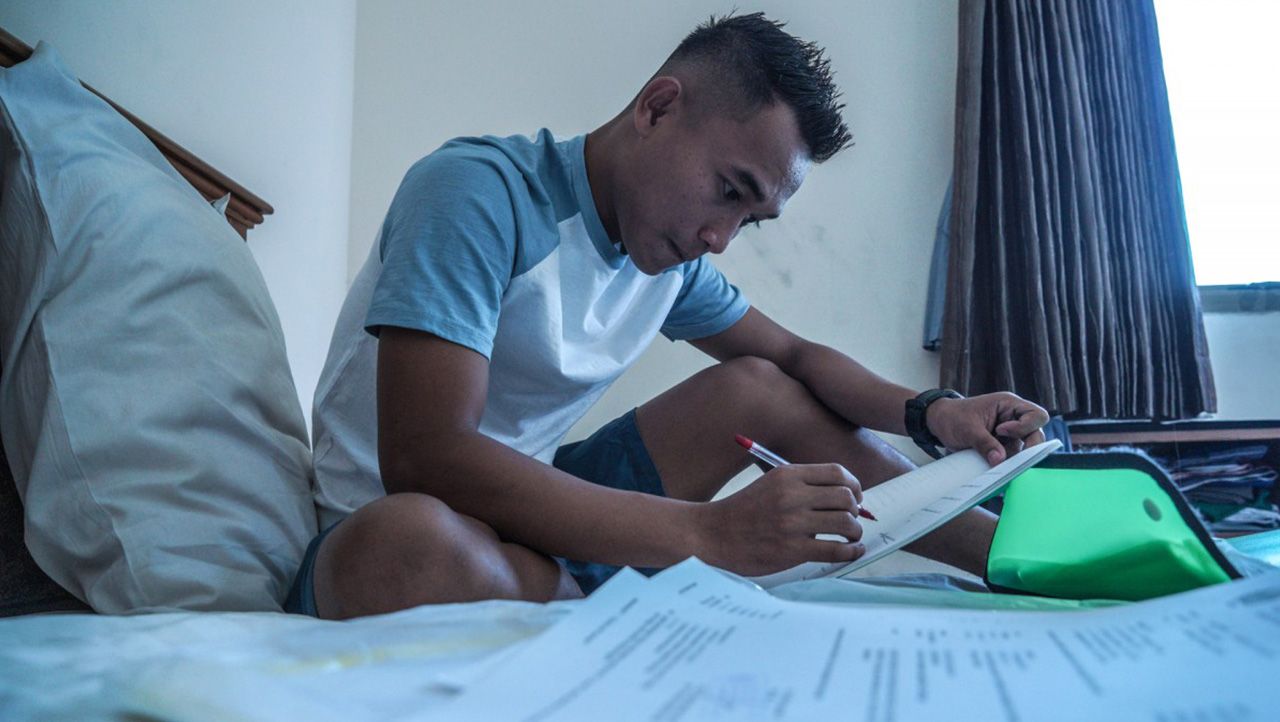 Abu Rizal Maulana mengerjakan skripsi. Copyright: &copy; media persebaya