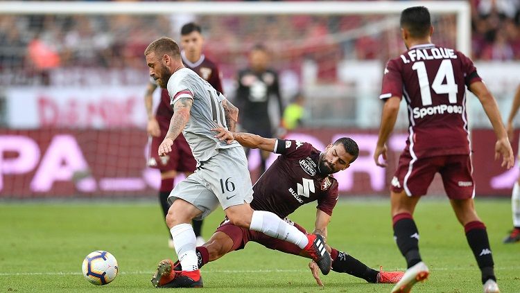 Daniele De Rossi (kiri) berusaha menghindari penjagaan Tomas Rincon. Copyright: © Getty Images