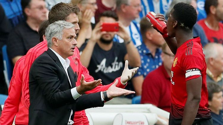 Jose Mourinho, pelatih Manchester United, saat memberikan arahan kepada Pogba. Copyright: © Telegraph