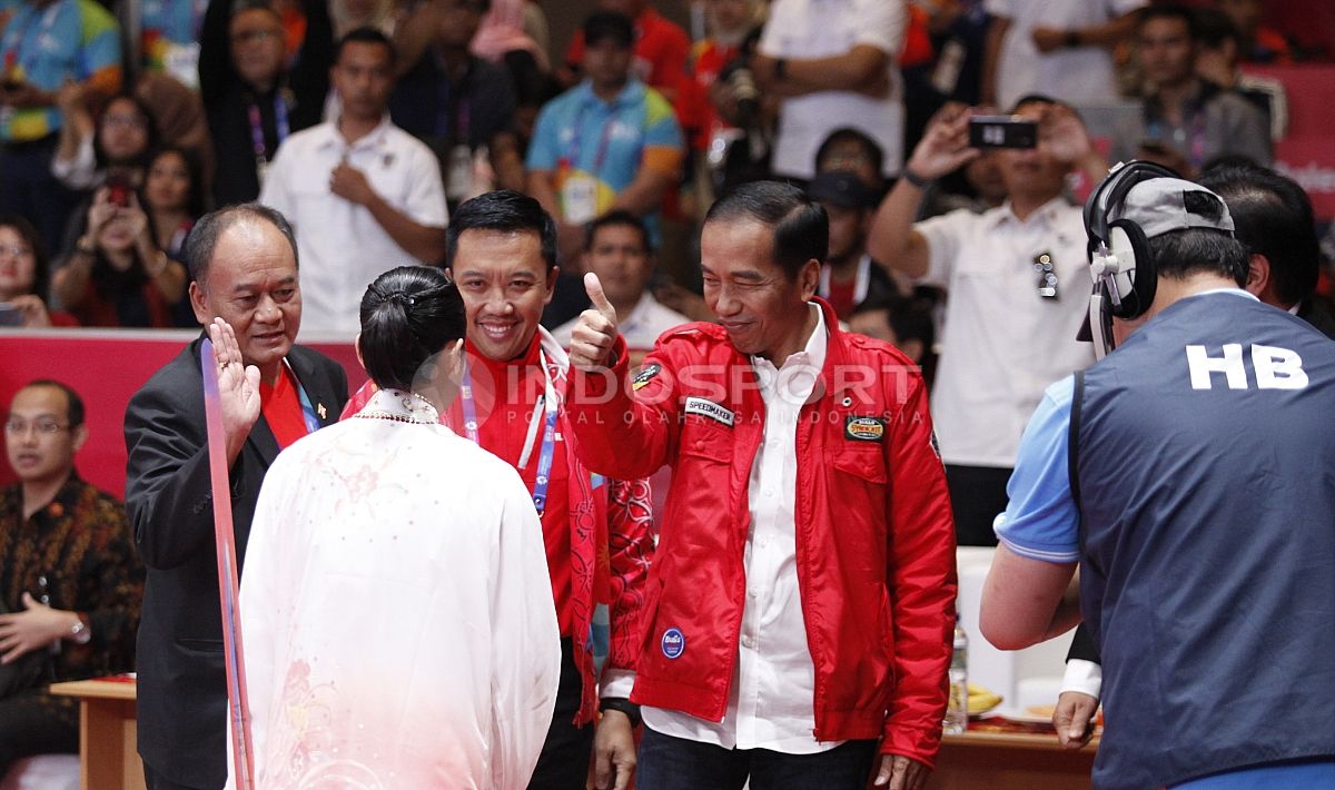 Joko Widodo kasih selamat kepada Lindswell Kwok sabet medali emas Asian Games 2018. Copyright: © INDOSPORT/Herry Ibrahim