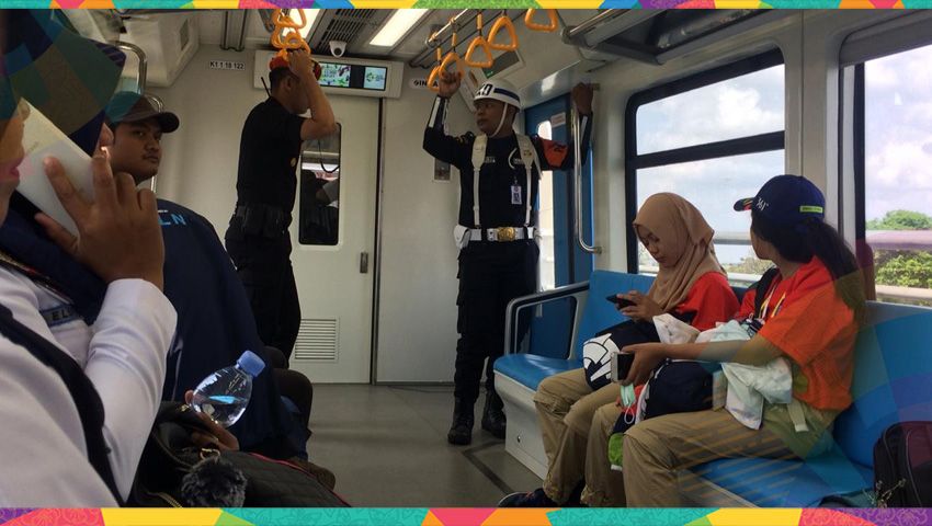 Suasana di dalam LRT yang beroperasi di Palembang selama Asian Games 2018. Copyright: © Lanjar Wiratri/Soicaumienbac.cc