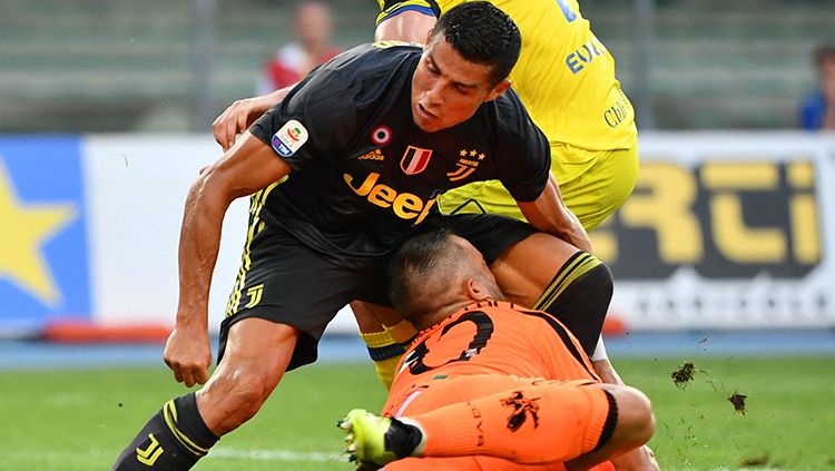 Tabrakan antara Cristiano Ronaldo dan Stefano Sorrentino di pertandingan Chievo vs Juventus. Copyright: © Getty Images