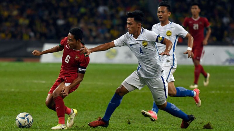Evan Dimas (kiri) saat melawan Malaysia. Copyright: © Getty Images