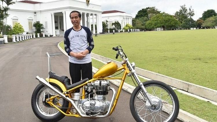 Detik-Detik Presiden Jokowi Jajal Sirkuit Mandalika dengan Motor Custom RI 1. Copyright: © Setkab