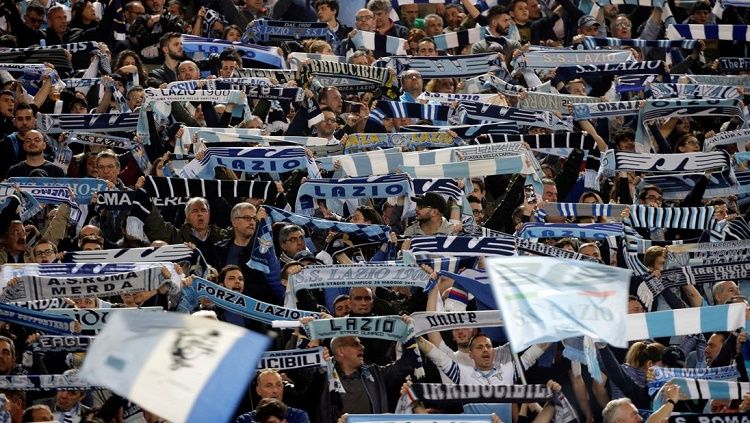 Ultras Lazio, kelompok garis yang kerap membuat onar. Copyright: © Sky News