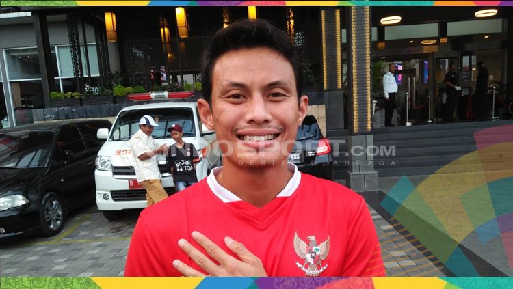 Pemain Bali United, Dias Angga Putra, ikut dukung Timnas Indonesia lawan Hong Kong. Copyright: © Petrus Manus Da'Yerimon/INDOSPORT