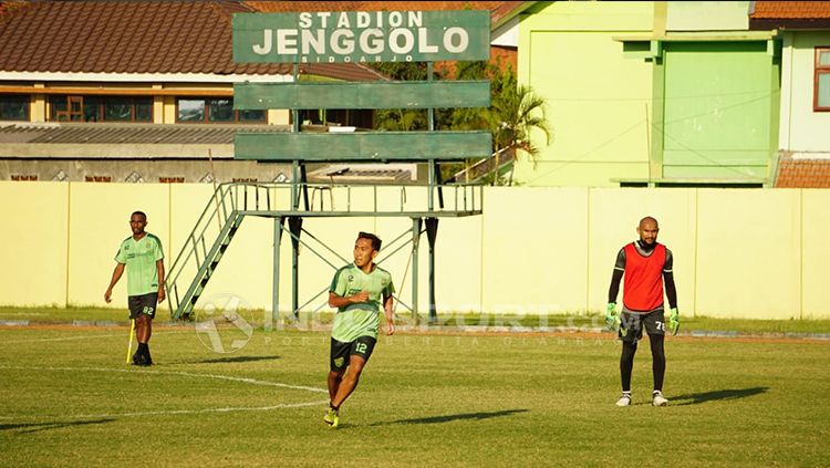 Sejumlah pemain Persebaya yang hadir latihan perdana di lapangan jenggolo. Copyright: © Fitra Herdian/INDOSPORT