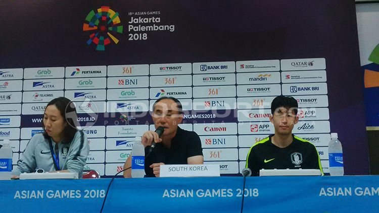 Kapten Korea Selatan Son Heung Min (kanan) ditemani ‎pelatihnya Kim Hag Bum saat konfrensi pers seusai laga kontra Kyrgyzstan Copyright: © INDOSPORT/Arif Rahman