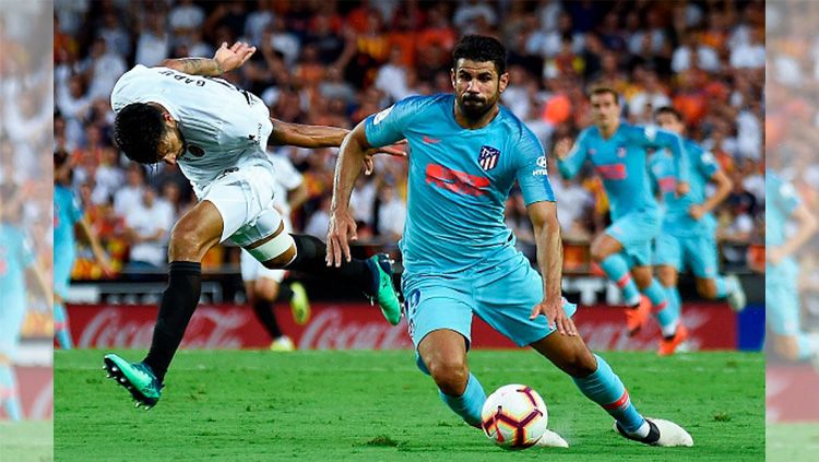 Diego Costa tengah menguasai bola di lini tengah lapangan. Copyright: &copy; Getty Images