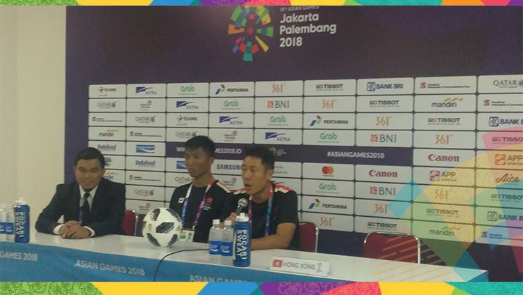 Pelatih Hongkong, Kar Lok Kenneth Kwok lantas angkat bicara mengenai biang keladi kekalahan timnya atas Indonesia. Copyright: © INDOSPORT/Petrus Manus Da' Yerimon