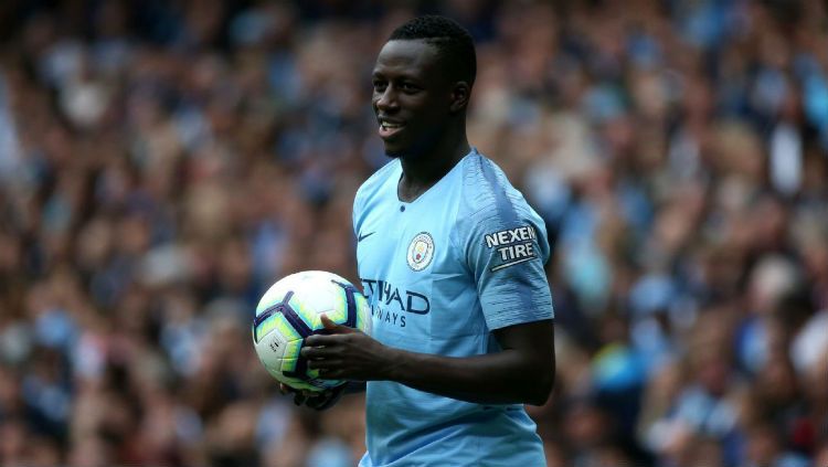 Benjamin Mendy, bek sayap kiri Manchester City, melakukan aksi mulia dengan menghibahkan jerseynya ke kaum tunawisma. Copyright: © ESPN FC