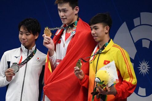 Perenang China Sun Yang (tengah) saat di podium setelah raih emas di nomor 800 meter gaya bebas putra Asian Games 2018 di Jakarta, Senin (20/08/18) Copyright: © www.thesundaily.com.my