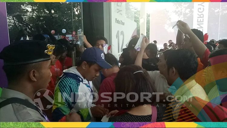 Kericuhan di pintu masuk bulutangkis Asian Games 2018. Copyright: © Annisa Hardjanti/INDOSPORT
