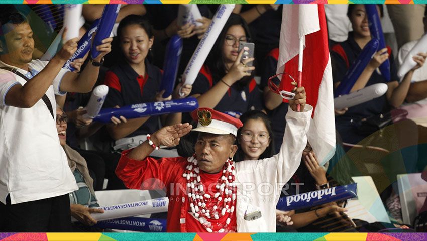 Para suporter wanita bersama ikon suporter fanatik bulutangkis bapak Hariyanto mendukung tim Indonesia. Copyright: © Herry Ibrahim/Indosport.com