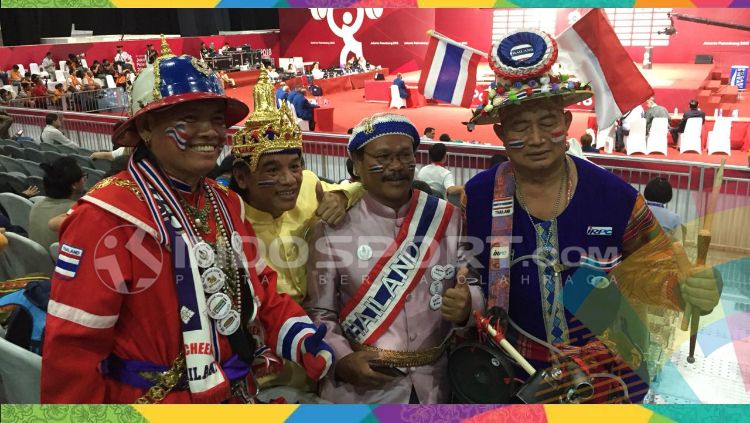 Suporter unik Thailand di venue angkat berat Asian Games 2018. Copyright: &copy; Abdul Aziz/INDOSPORT