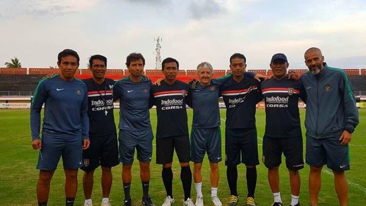 Staf kepelatihan Timnas Indonesia bersama staf kepelatihan Bali United. Copyright: © Baliunited.com